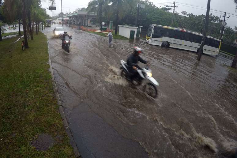 Chuva provoca alagamento na avenida Borges de Medeiros, na lagoa Rodrigo de Freitas, zona sul do Rio de Janeiro (RJ), na manhã desta quarta-feira (21).