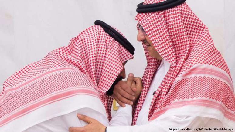 Transferência de poder: Mohammed bin Salman (esq.) beija a mão de ex-principe herdeiro saudita Mohammed bin Nayef