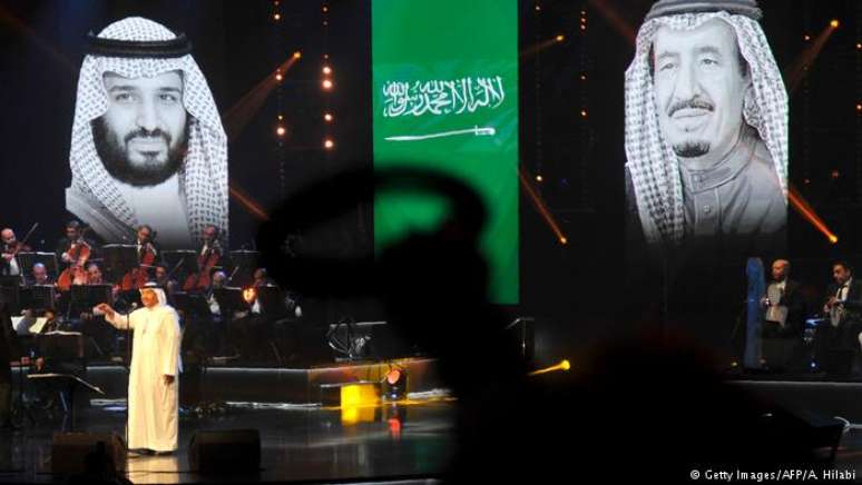 Projeções do poder: imagens do rei Salman (dir.) e seu herdeiro dominam show de Mohammed Abdu, o &#034;Paul McCartney da Arábia Saudita&#034;