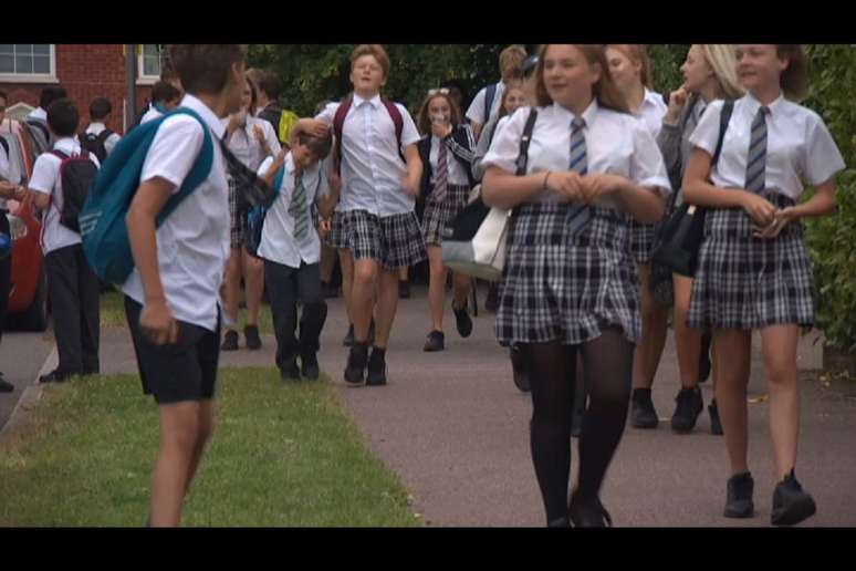 Meninos usam saias para protestar contra proibição de bermudas em escola