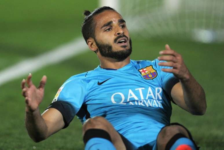 No Barcelona, Douglas fez apenas oito partidas (Foto: AFP)