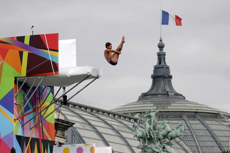 Saltador se lança de plataforma sobre o rio Sena para promover Paris a sede da Olimpíada 2024