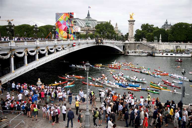 Dezenas de canoístas remaram pelo rio Sena para promover Paris a sede da Olimpíada 2024