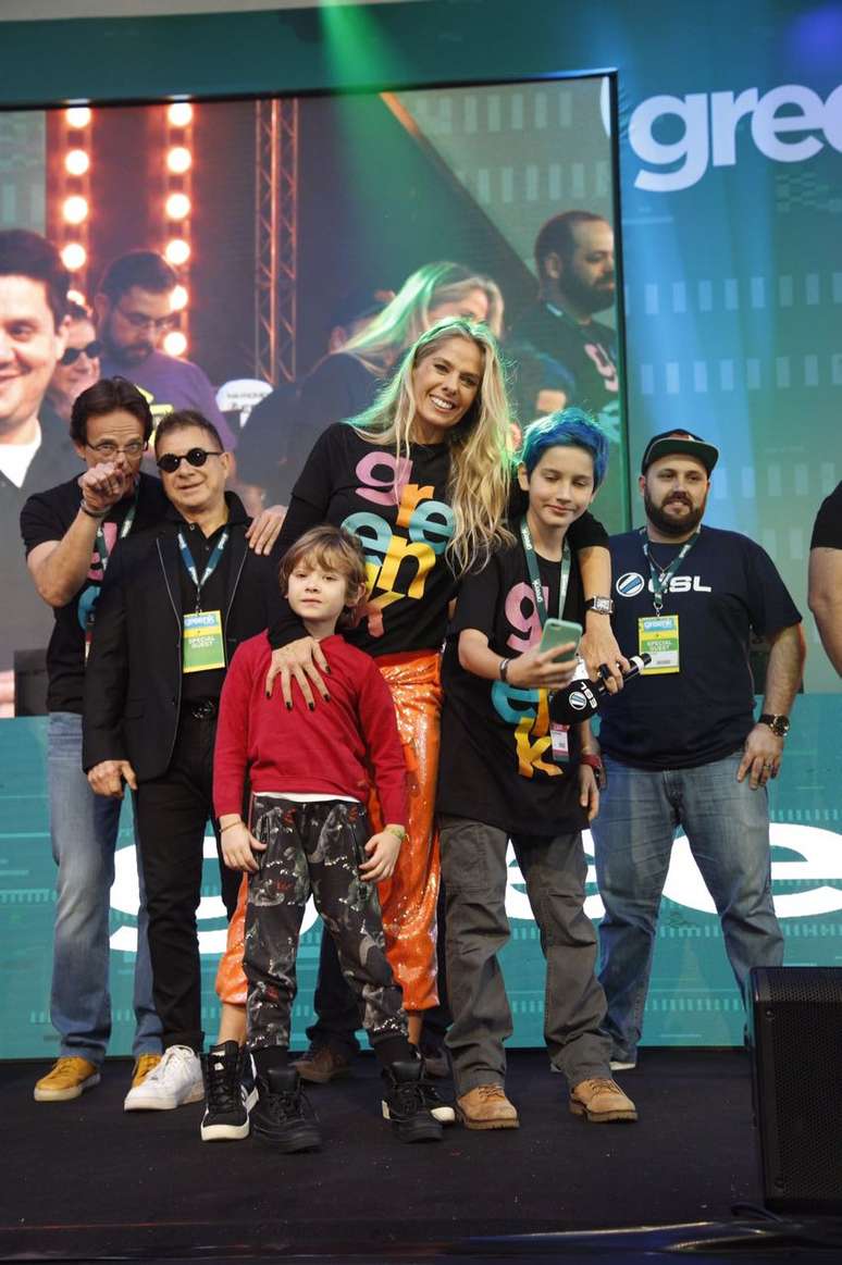 Adriane Galisteu acompanhada do filho Vittorio e outros convidados durante na
abertura do Greenk Tech Show, o maior evento de tecnologia e sustentabilidade do País