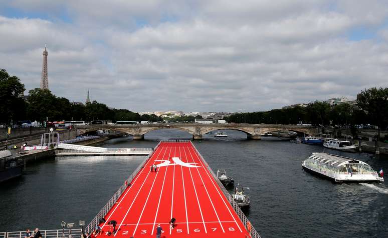 Pista de corrida foi montada sobre o rio Sena, em Paris