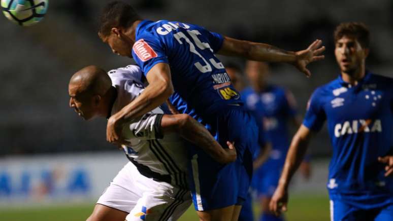 Cruzeiro, que jogou com o time reserva, vem de derrota de 1 a 0 para a Ponte Preta (Foto:Jales Valquer / Fotoarena)