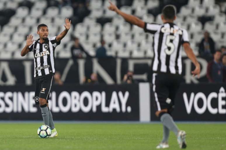 Jovem de 18 anos se consolida na trinca central e lidera desarmes do Botafogo (Foto: Vitor Silva/SSPress/BFR)