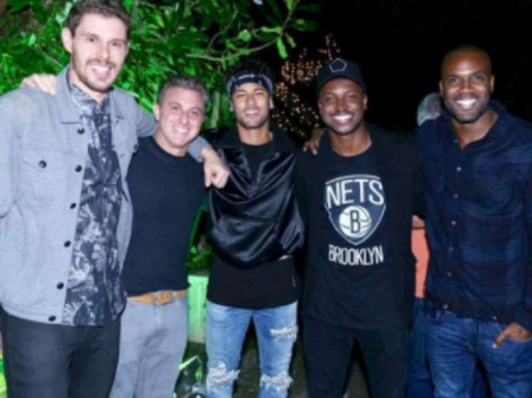 Neymar com os amigos no aniversário de Bruninho