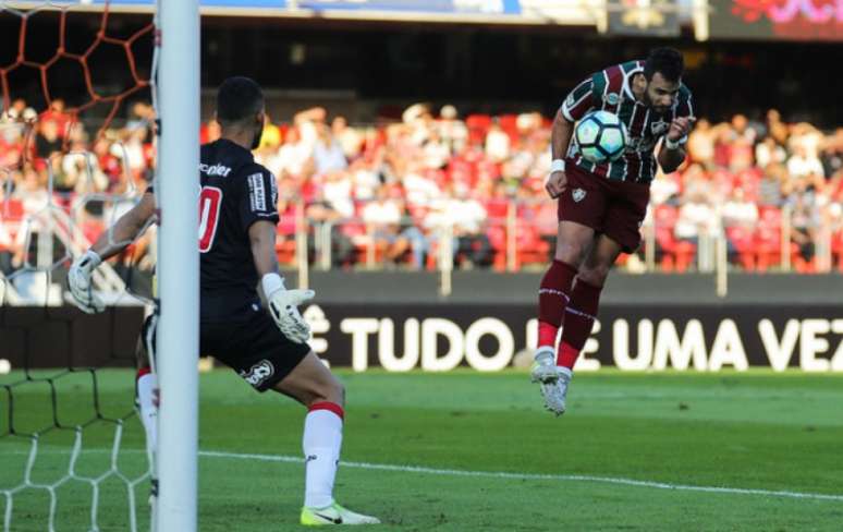 O momento: Henrique Dourado não superou o goleiro Renan Ribeiro (Foto: Lucas Merçon/Fluminense F.C.)