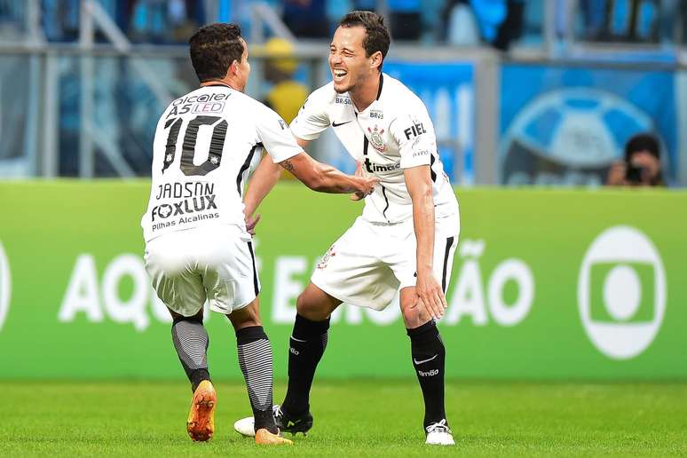 Jadson (à esquerda) marcou o único gol da partida na Arena do Grêmio