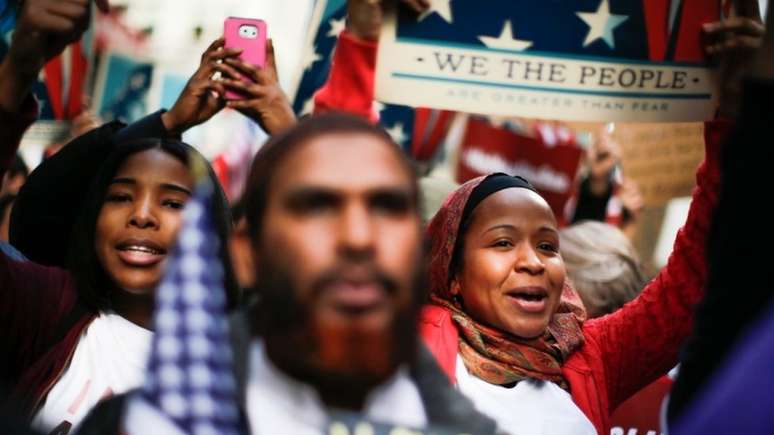 Participantes do protesto "Eu sou mulçumano também" na Times Square, em Nova York