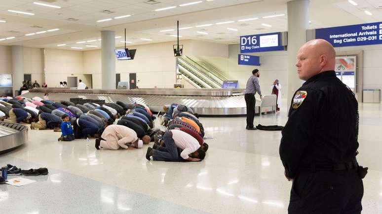 Muçulmanos rezaram em protestogather no aeroporto de Dallas, no Texas, em janeiro deste ano