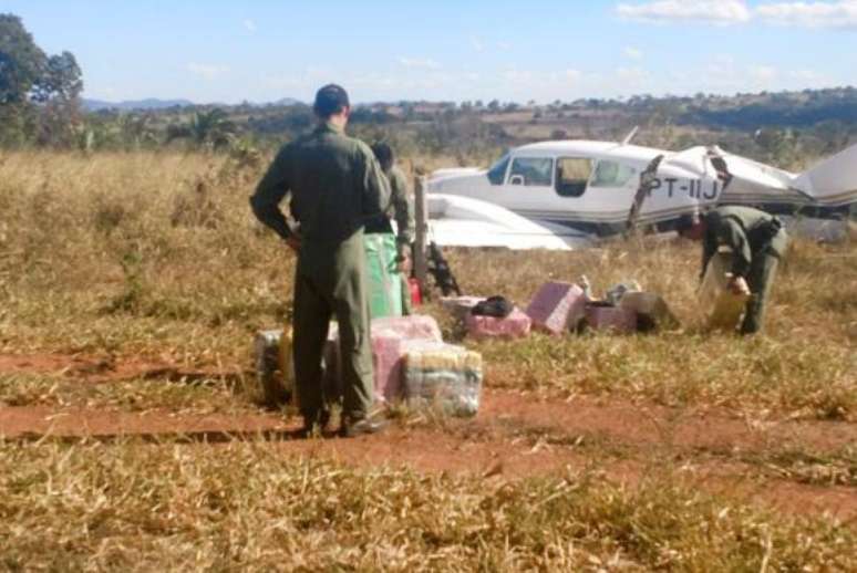 Avião interceptado pela FAB em Goiás tinha mais de 600 quilos de cocaína, informou PM