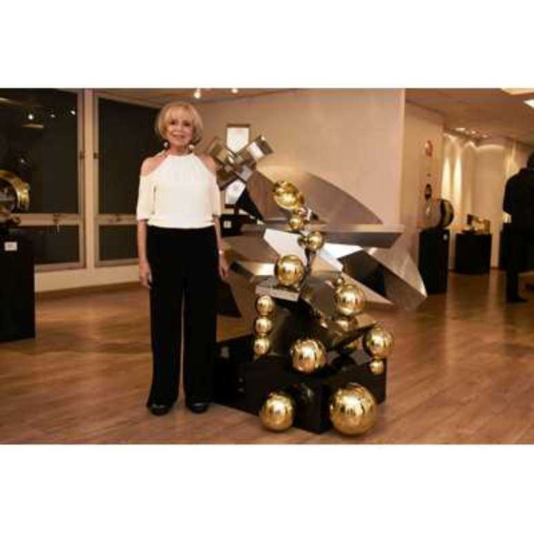 Vips prestigiaram a Vernissage da premiada escultora Dolly Moreno no