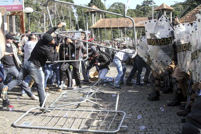 Confusão durante protesto de servidores municipais contra a votação dos quatro projetos de lei do pacote de ajuste fiscal da Prefeitura de Curitiba, chamado de pacotaço, realizada na Ópera de Arame em Curitiba (PR), nesta segunda-feira (26).