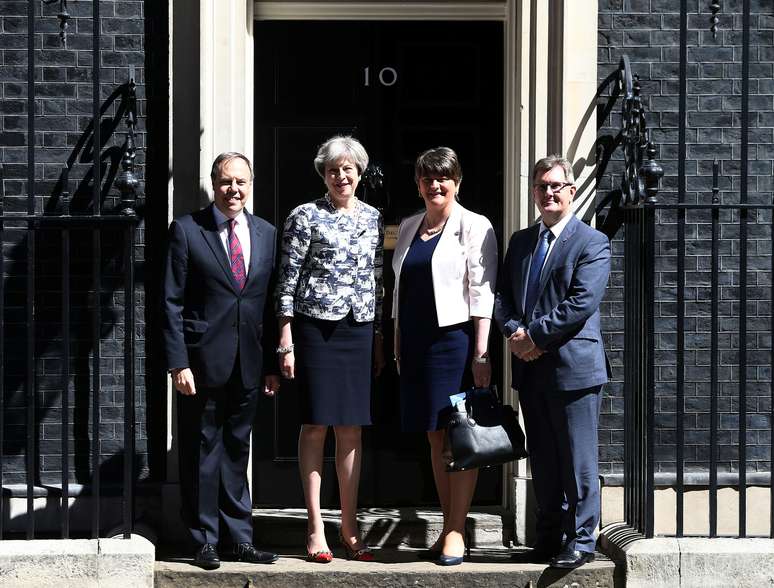 A primeira-ministra britânica Theresa May e a líder do Partido Democrático Unionista Arlene Foster
