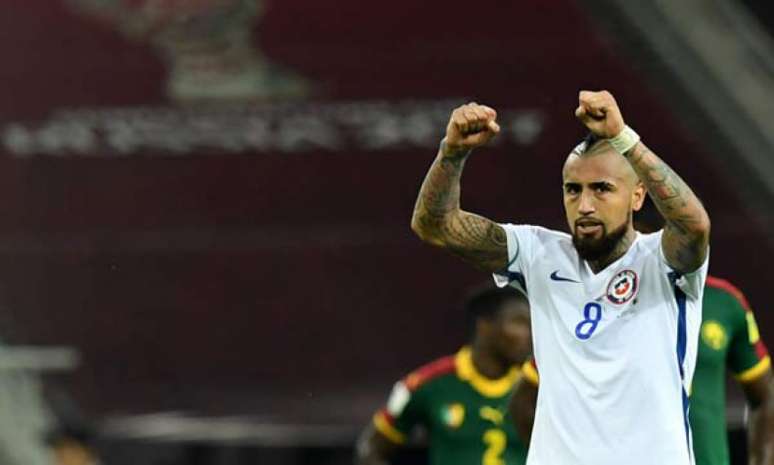 Vidal comemora o primeiro gol do Chile contra Camarões (Foto: Kirill Kudryavtsev / AFP)