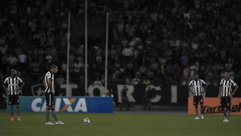 Com defesa exposta e dois gols do ex-alvinegro Joel, Botafogo decepcionou a torcida (Foto: Jorge Rodrigues/Eleven)