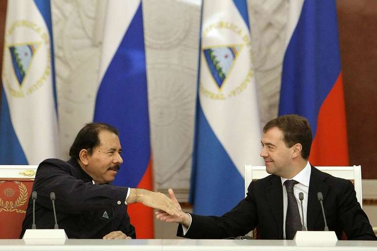 Presidente de Nicarágua, Daniel Ortega (esquerda), com o presidente de Rússia, Dmitry Medvedev