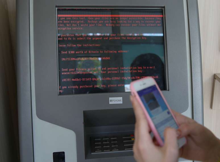 Uma mensagem que exige dinheiro é vista em um terminal de pagamento em uma filial do banco estadual Oschadbank, da Ucrânia, depois que instituições do país foram atingidas por uma onda de ataques cibernéticos no início do dia.