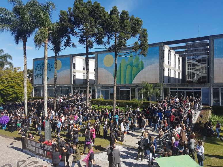 Servidores públicos fazem passeata da Praça 19 de Dezembro até a prefeitura de Curitiba (PR), em protesto contra a votação do pacote de ajuste fiscal pelos vereadores. 