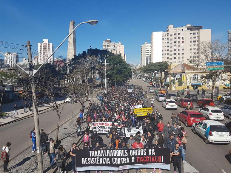 Servidores públicos fazem passeata da Praça 19 de Dezembro até a prefeitura de Curitiba (PR), em protesto contra a votação do pacote de ajuste fiscal pelos vereadores. 