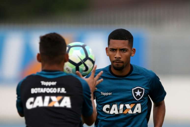 Jogador de 18 anos vinha sendo o maior ladrão de bolas no time alvinegro (Foto: Satiro Sodré/SSPress/Botafogo)