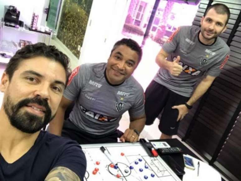 Bolívar, Roger Machado e o auxiliar-técnico Roberto Ribas, no CT do Atlético-MG (Divulgação)