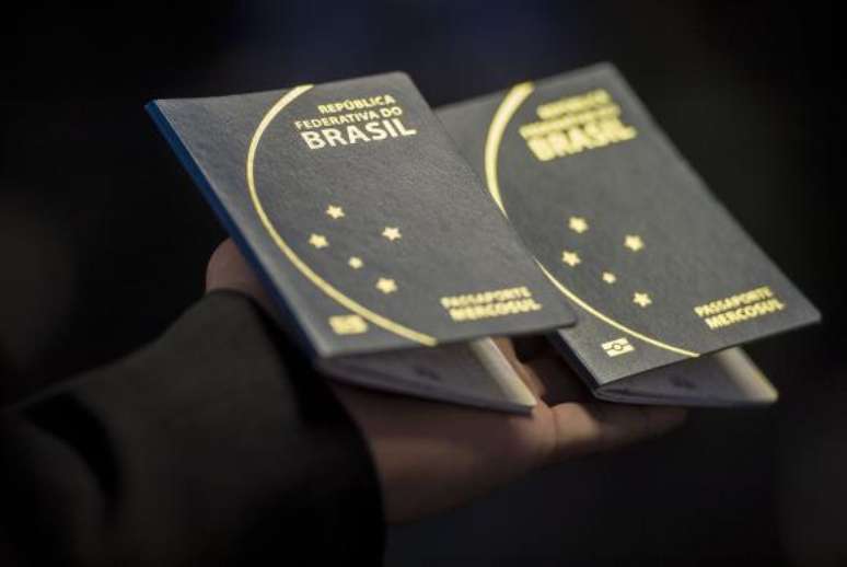 A Polícia Federal anunciou a suspensão da emissão do passaporte por tempo indeterminado