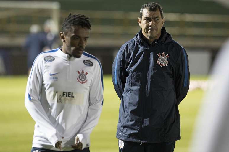 Carille observa treino do Corinthians na Colômbia; Moisés, que está ao seu lado, ganha chance no time titular novamente