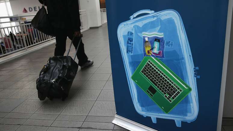 A proibição dos EUA imposta a oito países não permite que passageiros levem equipamentos maiores que um celular no voo 