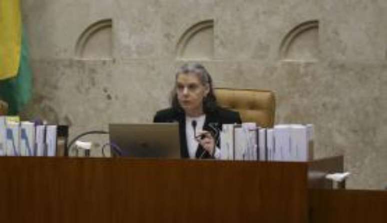A presidente do Supremo Tribunal Federal, Cármen Lúcia, durante última sessão plenária no STF antes das férias forenses (José Cruz/Agência Brasil)