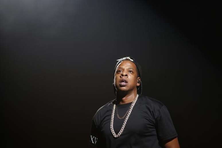 Rapper Jay-Z durante apresenta&ccedil;&atilde;o no est&aacute;dio de Bercy em Paris. 17/10/2013 REUTERS/Benoit Tessier 