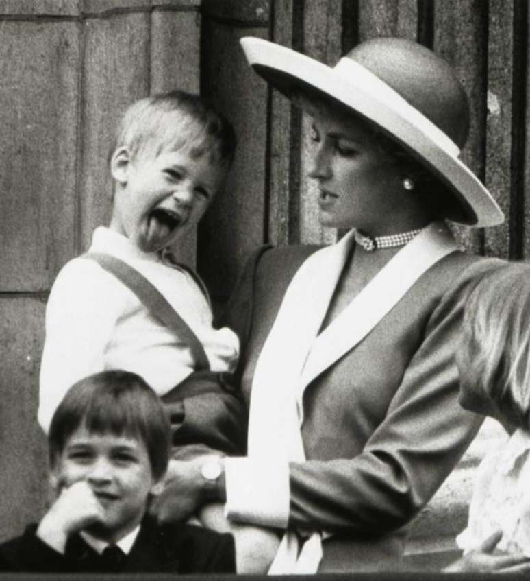 Princesa Diana, do Reino Unido, com filhos Harry e William no Palácio de Buckingham, em Londres. 11/06/1988 REUTERS/Stringer