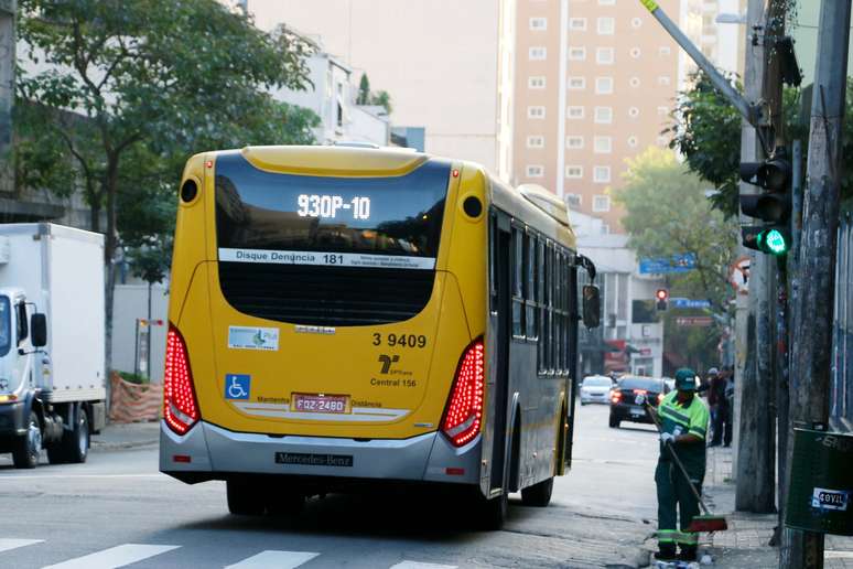 Ônibus circulam normalmente na cidade de São Paulo (SP), na manhã desta sexta-feira (30). Rodoviários decidiram em assembleia não aderir ao movimento Greve Geral.