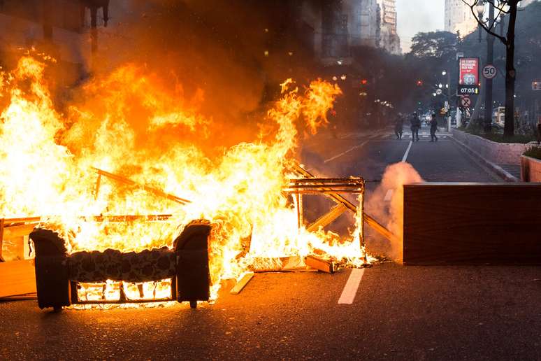 Manifestantes contrários à Reforma Trabalhista e da Previdência, propostas pelo governo de Michel Temer, ateiam fogo em pneus e móveis bloqueando o cruzamento da Avenida Ipiranga com a Avenida São João, em São Paulo (SP), na manhã desta sexta-feira (30), no dia da Greve Geral. 