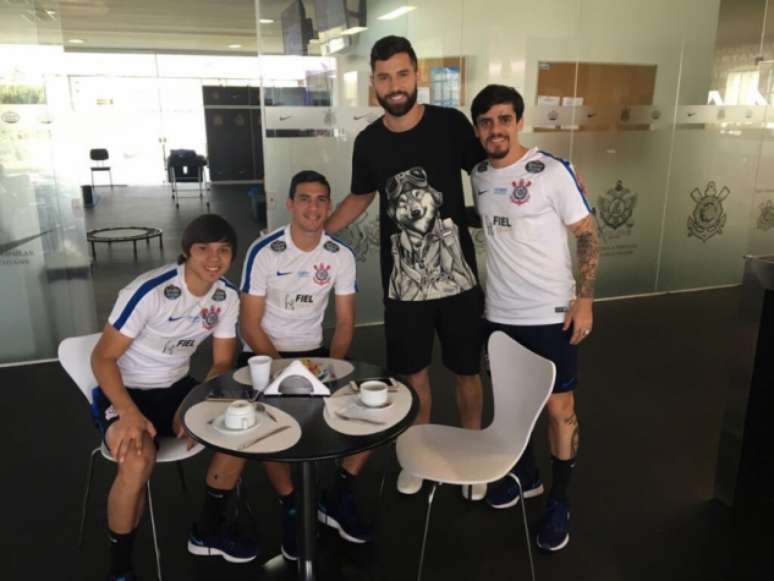 Felipe posa ao lado de Romero, Balbuena e Fagner antes de treino na tarde desta sexta-feira (Foto: Divulgação)