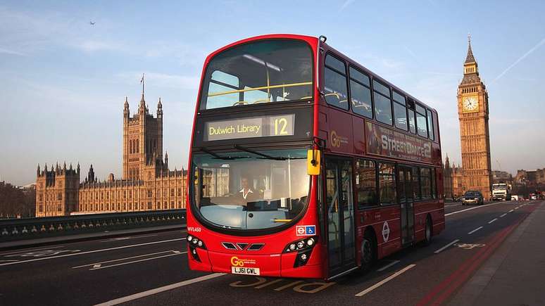 &Ocirc;nibus londrino com o Big Ben e o Parlamento ao fundo