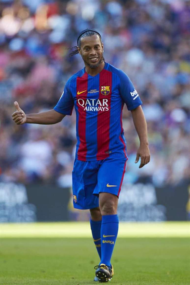 Ronaldinho Gaúcho dá show em jogo de lendas de Barcelona e Real Madrid