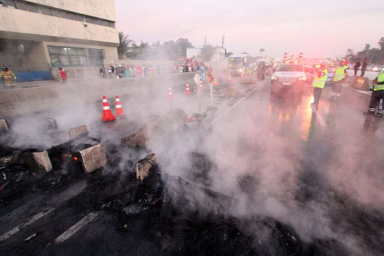 Manifestantes atearam fogo em pneus e bloquearam o tráfego na Avenida Brasil, no Rio de Janeiro, na manhã desta sexta-feira (30)