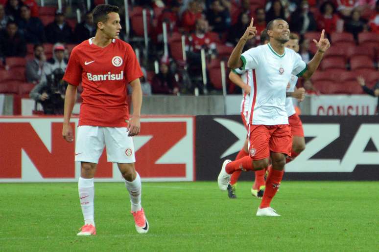 Diones, do Boa Esporte, comemora o gol que marcou no duelo contra o Inter, no Beira-rio