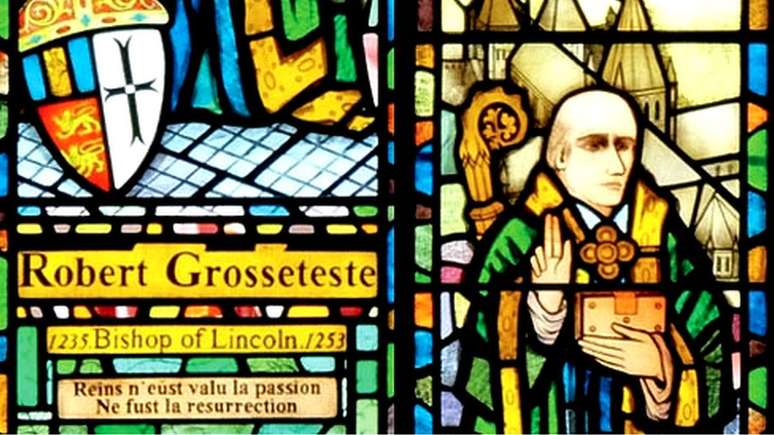 Vitral con o nome de Grosseteste