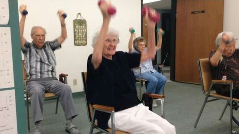 Idosos fazem exerc&iacute;cios em Loma Linda