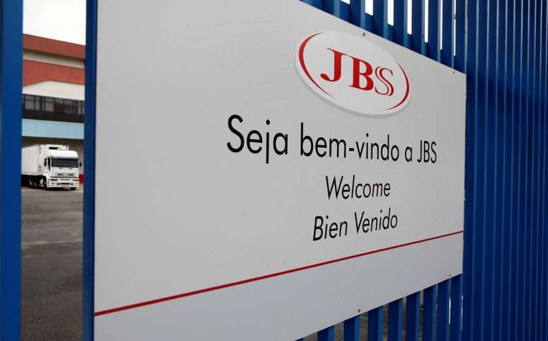 Port&atilde;o de entrada de unidade da JBS em Jundia&iacute;. 