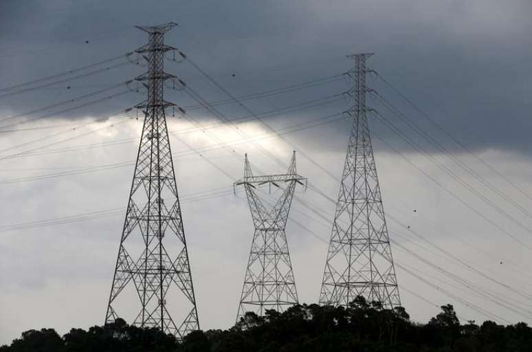 Torres de transmisssão de energia elétrica em Diadema. 10/02/2015 REUTERS/Paulo Whitaker