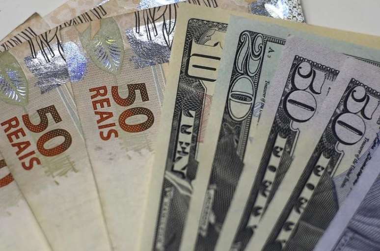 Foto ilustrativa mostra notas de dólar dos Estados Unidos ao lado de notas de real. 10/09/2015 REUTERS/Ricardo Moraes