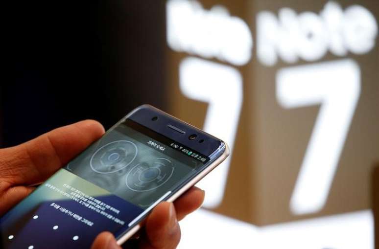 Cliente testa Note 7 em sede da Samsung Electronics em Seul
10/10/2016 REUTERS/Kim Hong-Ji