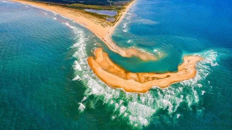 A nova ilha na costa leste dos Estados Unidos tem até 1,6 km de extensão e e é separada por 20 m de mar - mas autoridades alertaram para perigos de travessia 