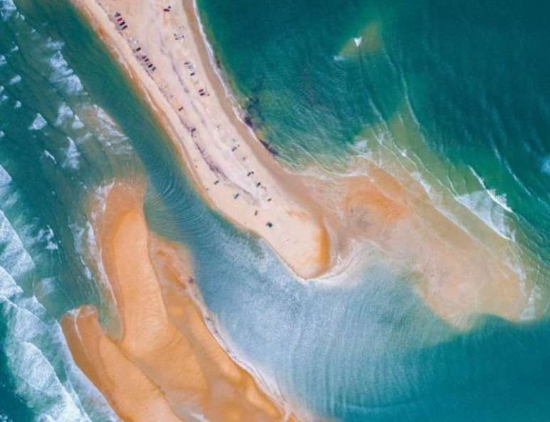 Shelly Island, rica em conhas e caramujos, é separada do continete por um estreito 