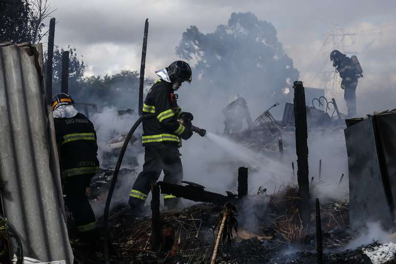 Seis equipes dos bombeiros foram enviadas ao local.